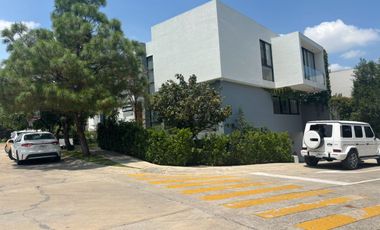 SE RENTA HERMOSA CASA EN PUERTA DEL BOSQUE, EN ESQUINA, A UNOS PASOS DE LA CASA CLUB