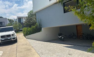SE RENTA HERMOSA CASA EN PUERTA DEL BOSQUE, EN ESQUINA, A UNOS PASOS DE LA CASA CLUB