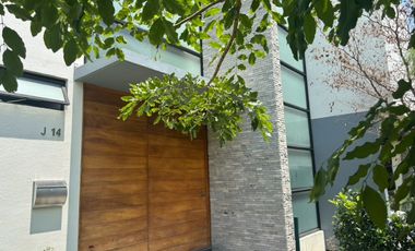 SE RENTA HERMOSA CASA EN PUERTA DEL BOSQUE, EN ESQUINA, A UNOS PASOS DE LA CASA CLUB