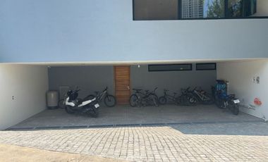 SE RENTA HERMOSA CASA EN PUERTA DEL BOSQUE, EN ESQUINA, A UNOS PASOS DE LA CASA CLUB