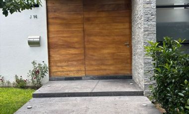 SE RENTA HERMOSA CASA EN PUERTA DEL BOSQUE, EN ESQUINA, A UNOS PASOS DE LA CASA CLUB
