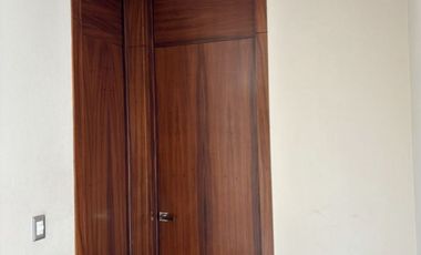 SE RENTA HERMOSA CASA EN PUERTA DEL BOSQUE, EN ESQUINA, A UNOS PASOS DE LA CASA CLUB