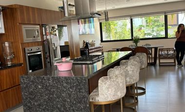 SE RENTA HERMOSA CASA EN PUERTA DEL BOSQUE, EN ESQUINA, A UNOS PASOS DE LA CASA CLUB