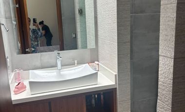 SE RENTA HERMOSA CASA EN PUERTA DEL BOSQUE, EN ESQUINA, A UNOS PASOS DE LA CASA CLUB