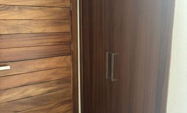 SE RENTA HERMOSA CASA EN PUERTA DEL BOSQUE, EN ESQUINA, A UNOS PASOS DE LA CASA CLUB