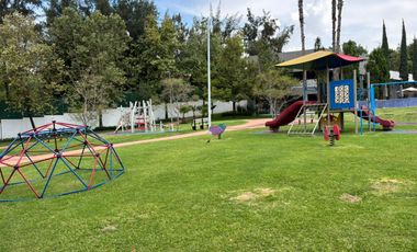 SE RENTA HERMOSA CASA EN PUERTA DEL BOSQUE, EN ESQUINA, A UNOS PASOS DE LA CASA CLUB