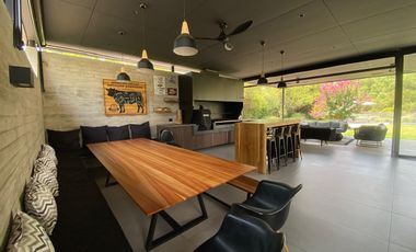 VENTA ESPECTACULAR CASA MEDITERRÁNEA EN EXCLUSIVO CONDOMINIO PIEDRA ROJA – DISEÑO VANGUARDISTA, LUJO Y FUNCIONALIDAD - 5D + 5B + SERVICIOS + PISCINA