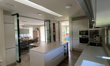 VENTA ESPECTACULAR CASA MEDITERRÁNEA EN EXCLUSIVO CONDOMINIO PIEDRA ROJA – DISEÑO VANGUARDISTA, LUJO Y FUNCIONALIDAD - 5D + 5B + SERVICIOS + PISCINA