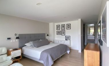 VENTA ESPECTACULAR CASA MEDITERRÁNEA EN EXCLUSIVO CONDOMINIO PIEDRA ROJA – DISEÑO VANGUARDISTA, LUJO Y FUNCIONALIDAD - 5D + 5B + SERVICIOS + PISCINA