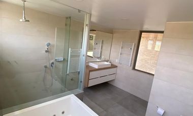 VENTA ESPECTACULAR CASA MEDITERRÁNEA EN EXCLUSIVO CONDOMINIO PIEDRA ROJA – DISEÑO VANGUARDISTA, LUJO Y FUNCIONALIDAD - 5D + 5B + SERVICIOS + PISCINA