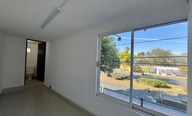 Se renta oficina con medio baño en planta alta en Metepec