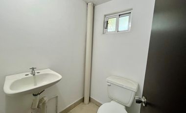 Se renta oficina con medio baño en planta alta en Metepec