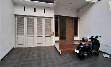 Disewakan Rumah 3 Lantai Tomang Rawa Kepa Raya Desain Modern Minimalis Tropis, Depan Jalan Raya Dekat Tol & Central Park