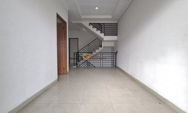 Disewakan Rumah 3 Lantai Tomang Rawa Kepa Raya Desain Modern Minimalis Tropis, Depan Jalan Raya Dekat Tol & Central Park