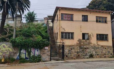 Se arrienda Casona 2 pisos y 3 dormitorios en Cerro Florida Valparaíso.