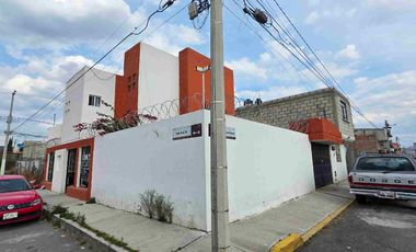 Casa de 3 pisos en esquina en venta, al sur de la ciudad de Pachuca, en Mineral de la Reforma, Hidalgo.