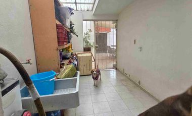 Casa de 3 pisos en esquina en venta, al sur de la ciudad de Pachuca, en Mineral de la Reforma, Hidalgo.