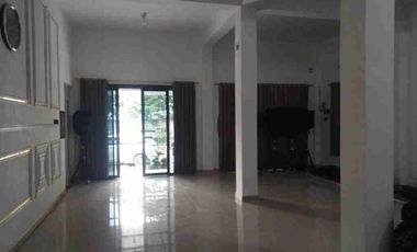 Dijual murah via lelang rumah di raya kapten Darmo Sugondo .Kebomas Gresik