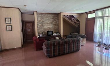 Rumah Disewa di Pangkalan Jati. Halaman Luas.