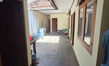 Rumah Disewa di Pangkalan Jati. Halaman Luas.