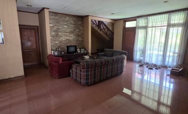 Rumah Disewa di Pangkalan Jati. Halaman Luas.