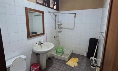 Rumah Disewa di Pangkalan Jati. Halaman Luas.