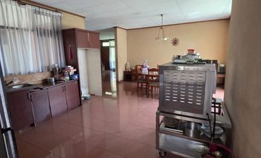 Rumah Disewa di Pangkalan Jati. Halaman Luas.