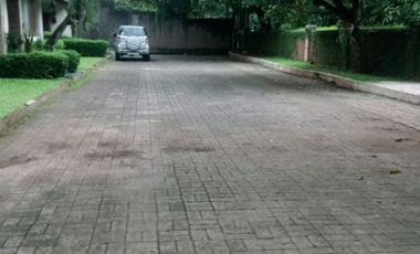 Rumah Disewa di Pangkalan Jati. Halaman Luas.