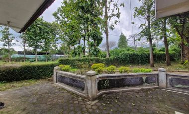 Villa in Batu Malang, Very Strategic Location, Spacious Garden