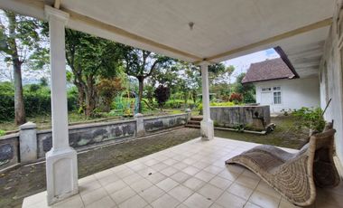 Villa in Batu Malang, Very Strategic Location, Spacious Garden