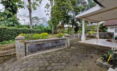 Villa in Batu Malang, Very Strategic Location, Spacious Garden