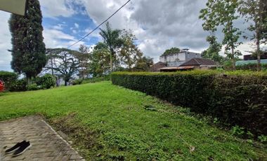 Villa in Batu Malang, Very Strategic Location, Spacious Garden