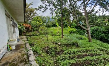 Villa in Batu Malang, Very Strategic Location, Spacious Garden