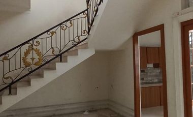 Disewakan rumah 2 lantai cocok buat tempat tinggal, kos kosan , kantor , dan usaha lain lokasi di Melawai Blok M Kebayoran Baru Jakarta Selatan