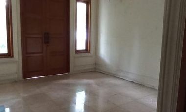 Disewakan rumah 2 lantai cocok buat tempat tinggal, kos kosan , kantor , dan usaha lain lokasi di Melawai Blok M Kebayoran Baru Jakarta Selatan