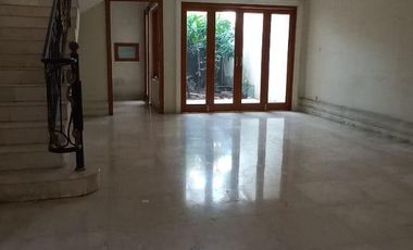 Disewakan rumah 2 lantai cocok buat tempat tinggal, kos kosan , kantor , dan usaha lain lokasi di Melawai Blok M Kebayoran Baru Jakarta Selatan