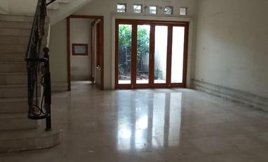 Disewakan rumah 2 lantai cocok buat tempat tinggal, kos kosan , kantor , dan usaha lain lokasi di Melawai Blok M Kebayoran Baru Jakarta Selatan