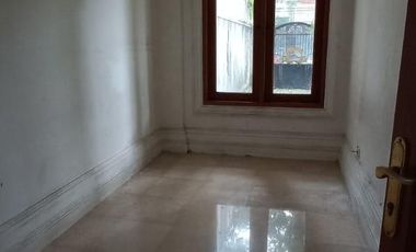 Disewakan rumah 2 lantai cocok buat tempat tinggal, kos kosan , kantor , dan usaha lain lokasi di Melawai Blok M Kebayoran Baru Jakarta Selatan