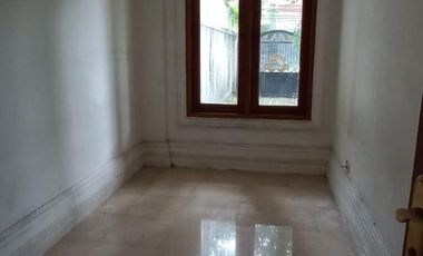 Disewakan rumah 2 lantai cocok buat tempat tinggal, kos kosan , kantor , dan usaha lain lokasi di Melawai Blok M Kebayoran Baru Jakarta Selatan