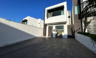 Casa en privada segura frente a CETYS | Semiequipada y con amplio patio