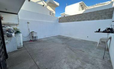 Casa en privada segura frente a CETYS | Semiequipada y con amplio patio