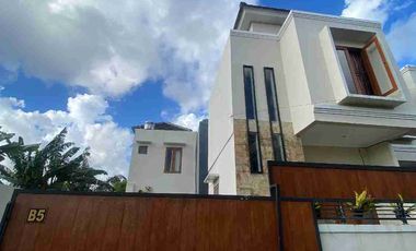 Rumah Modern di Kompleks Perumahan Antasura