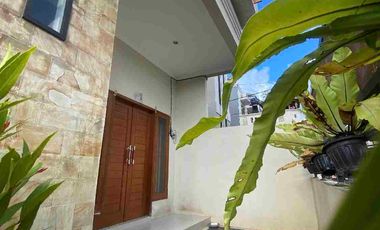 Rumah Modern di Kompleks Perumahan Antasura