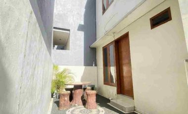 Rumah Modern di Kompleks Perumahan Antasura