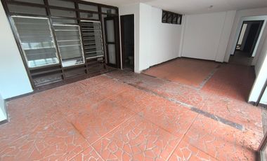 SE ARRIENDA CASA COMERCIAL EN CABECERA
