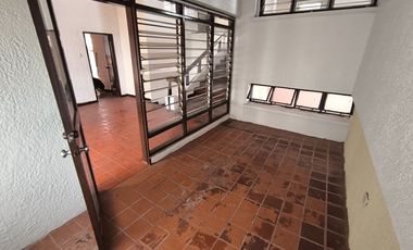 SE ARRIENDA CASA COMERCIAL EN CABECERA