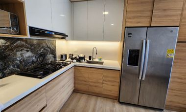 En Renta Departamento Amoblado de 3 Dormitorios  – Av. Primero de Mayo