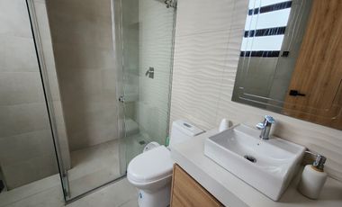 En Renta Departamento Amoblado de 3 Dormitorios  – Av. Primero de Mayo