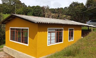 SE ARRIENDA HERMOSA CASA ESTILO LOFT ENTRADA POR YERBABUENA