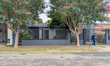 CASA | 4 AMBIENTES | PILETA | RECICLADA | COCHERA CUBIERTA | FISHERTON